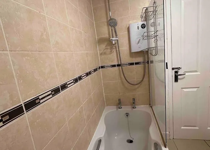 A Cozy One Bedroom Flat For Two Guests شقة *